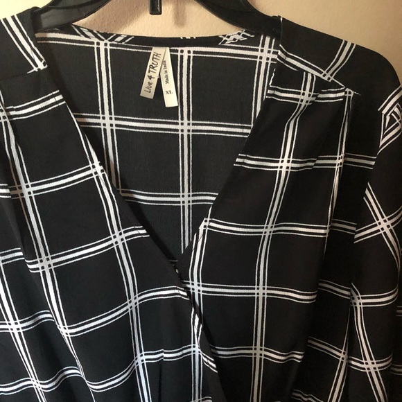 Live 4 Truth black and white v-neck tunic - Picture 2 of 7